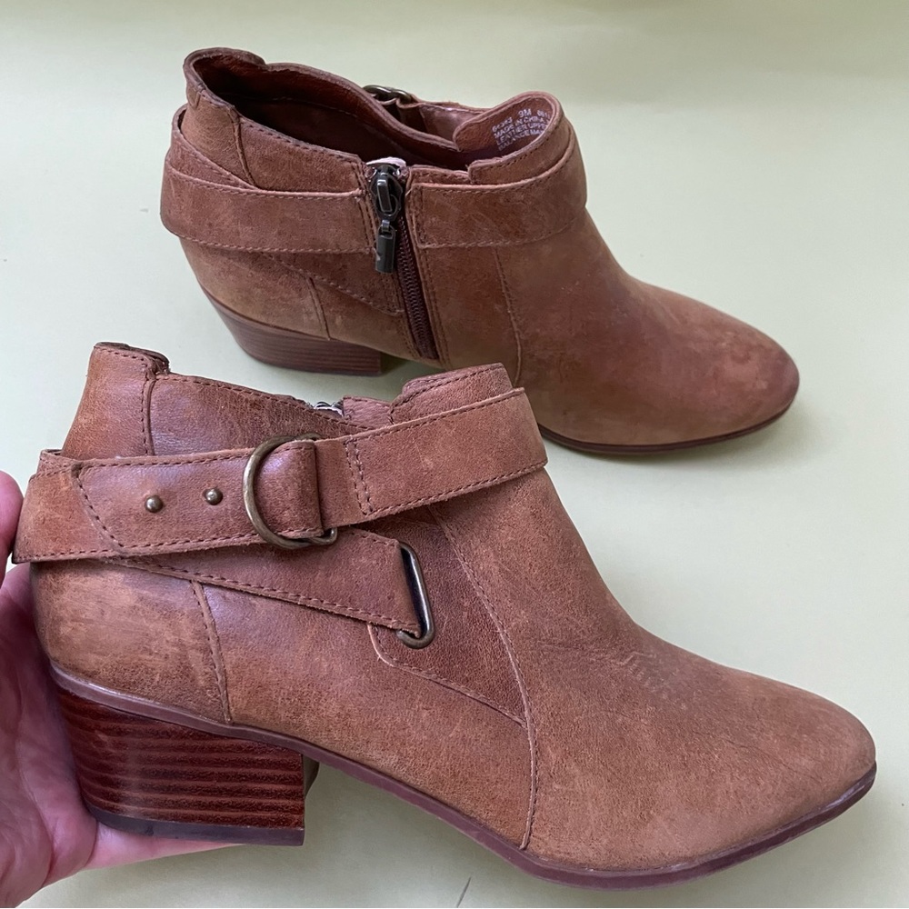 Vintage caramel Clarks distressed leather booties - Picture 2 of 10